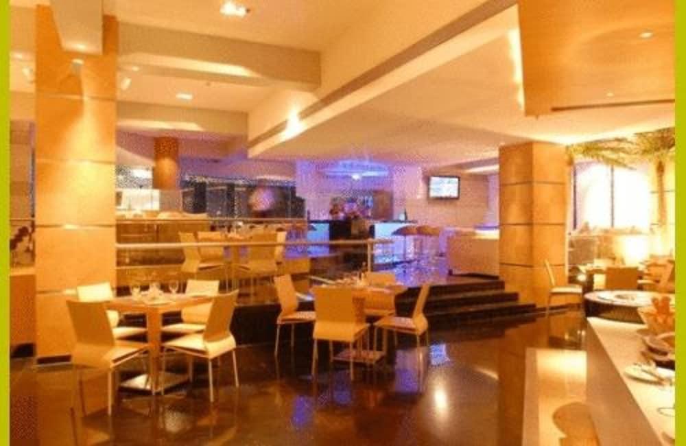 Hotel Peninsula Grand Mumbai Exterior foto