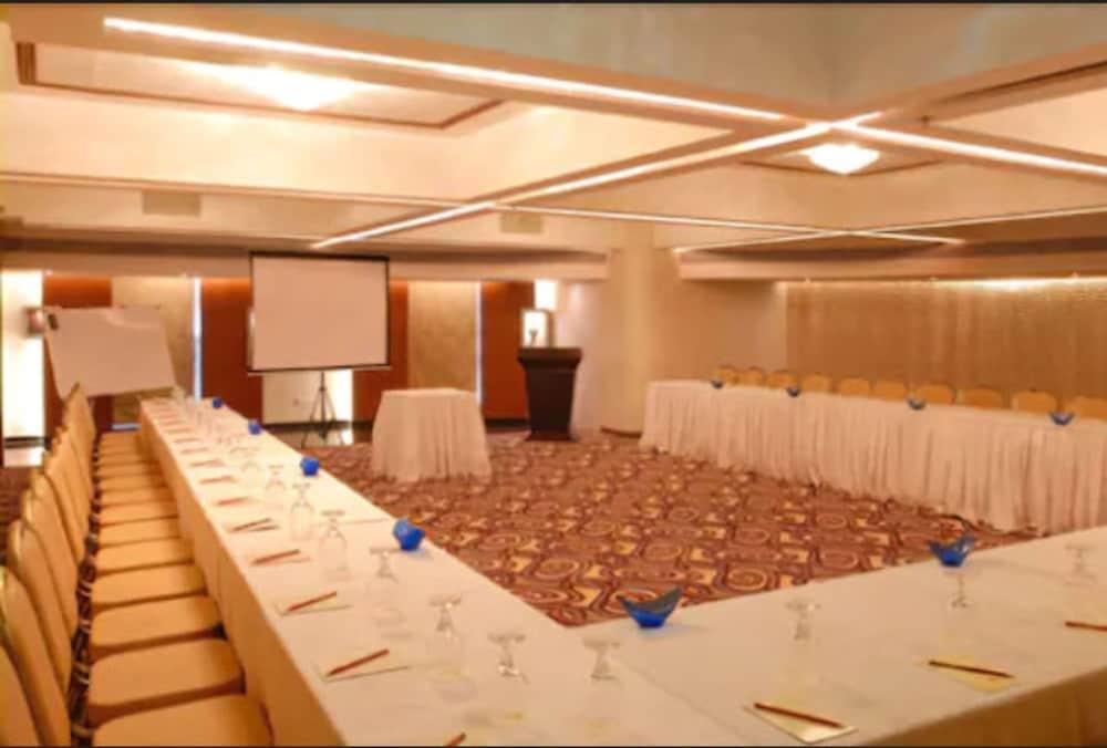 Hotel Peninsula Grand Mumbai Exterior foto