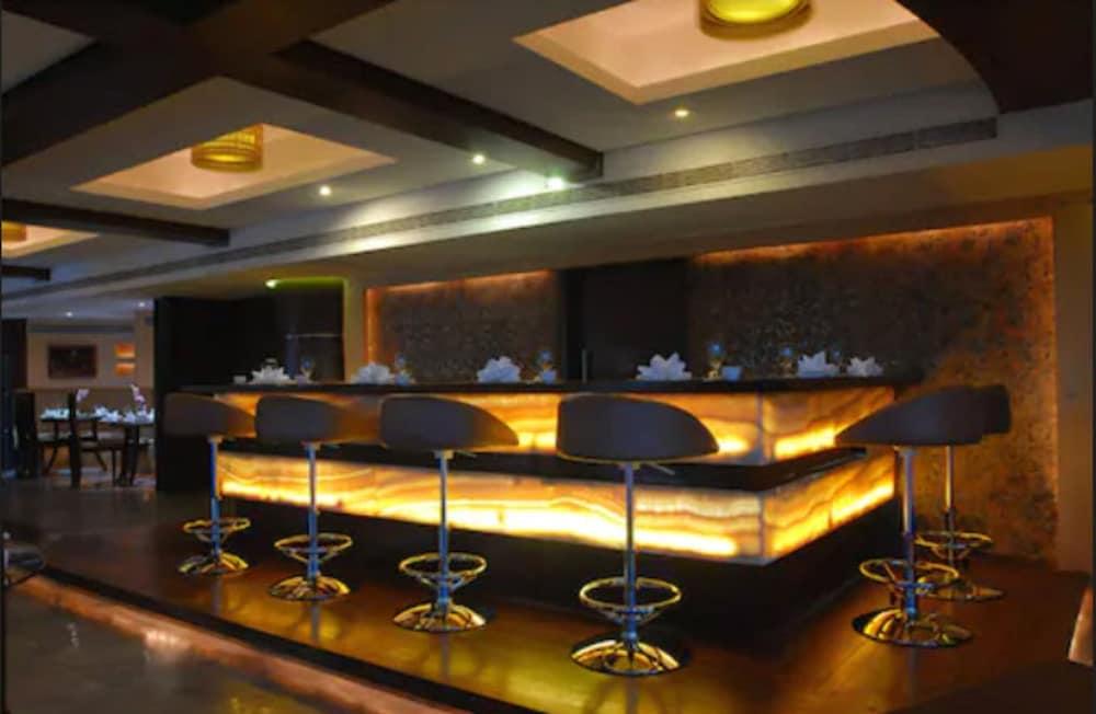 Hotel Peninsula Grand Mumbai Exterior foto