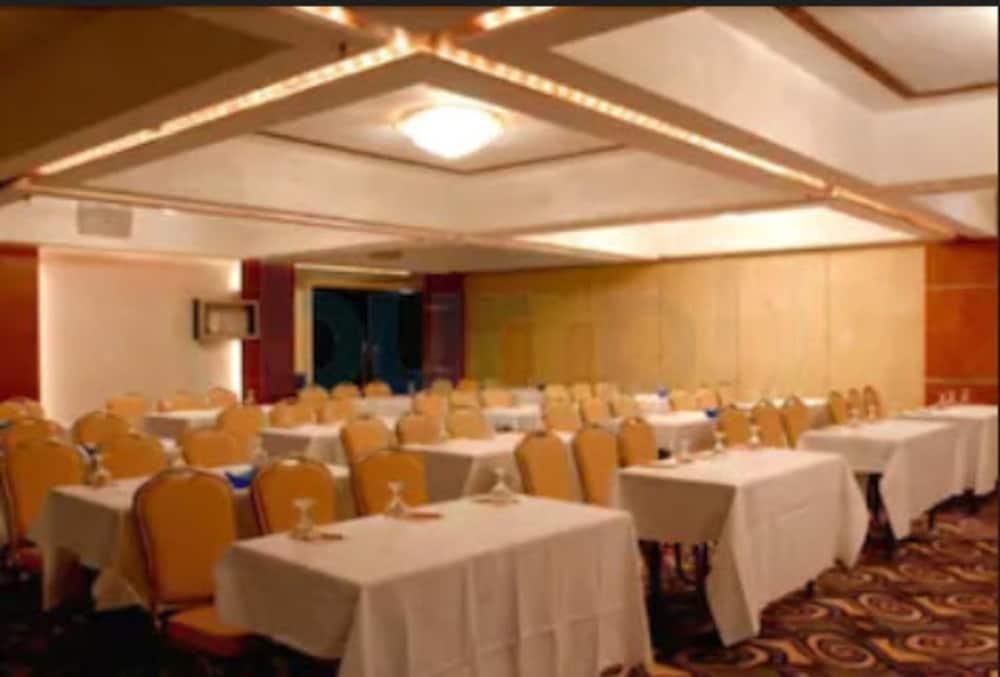 Hotel Peninsula Grand Mumbai Exterior foto