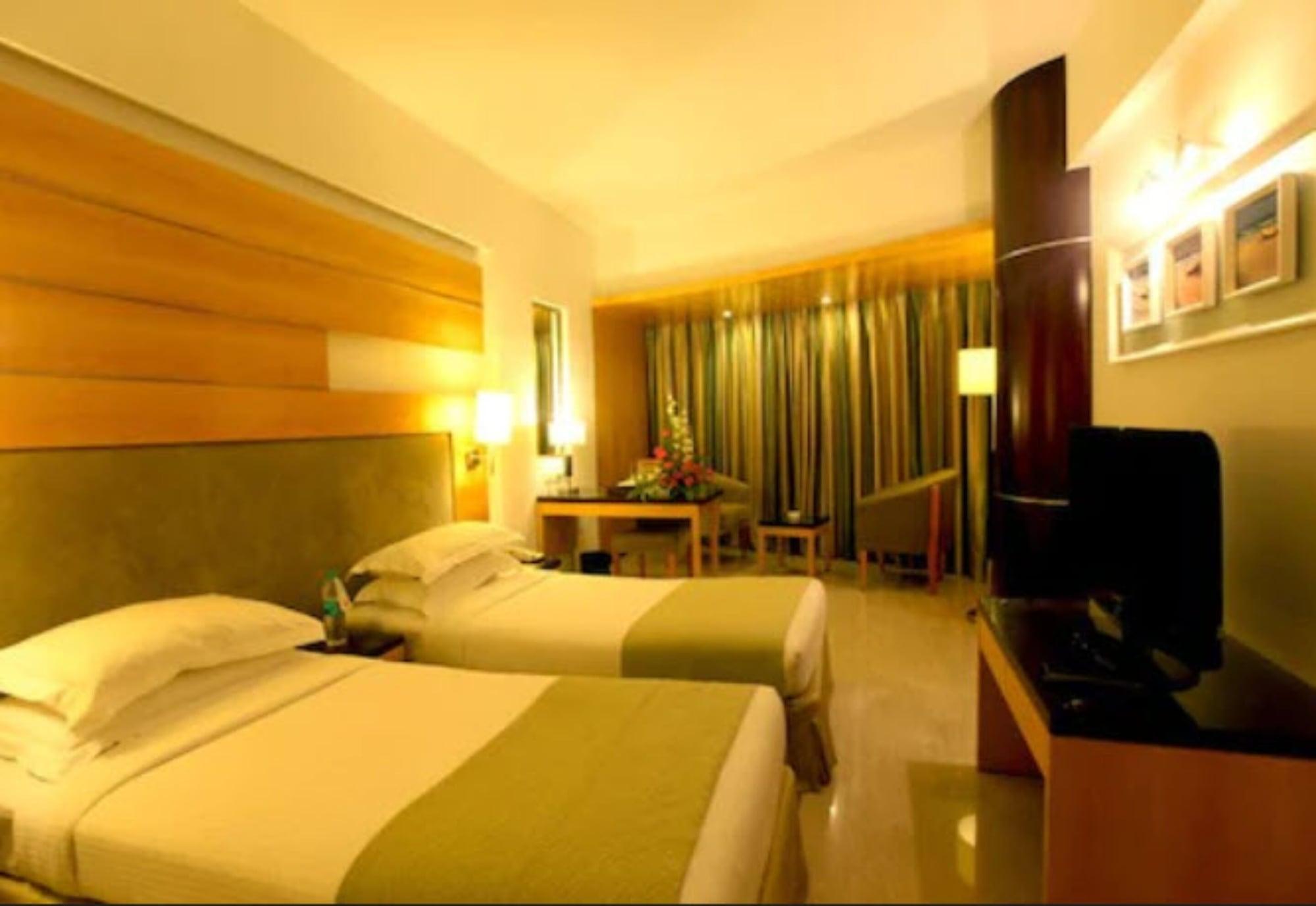 Hotel Peninsula Grand Mumbai Exterior foto