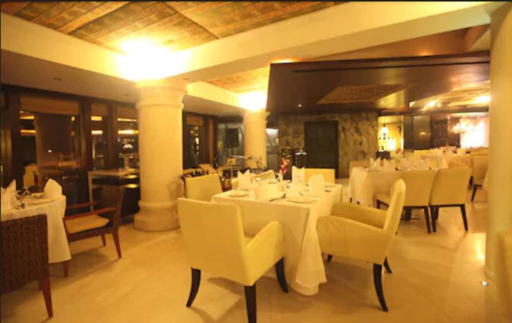 Hotel Peninsula Grand Mumbai Exterior foto