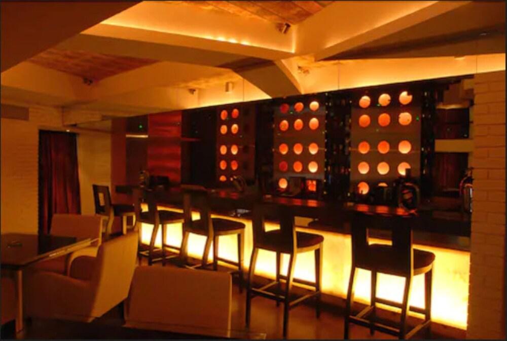 Hotel Peninsula Grand Mumbai Exterior foto