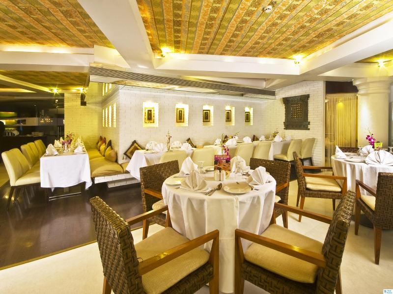 Hotel Peninsula Grand Mumbai Exterior foto
